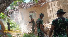 Anggota Koramil 0827/20 Sapudi bersama warga bergotong royong membersihkan puing rumah warga terdampak gempa di Desa Pancor, Kecamatan Gayam, Pulau Sapudi, Ahad (5/10/2025).