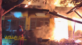 Petugas Damkar bersama warga memadamkan api yang membakar ruang guru dan kelas di SDN Potoan Daya 2, Kecamatan Palengaan, Minggu (5/10/2025) malam.