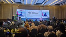 dr. Ramadi Satryo Wicaksono, Sp.PD, ahli penyakit dalam dan ginjal RSUD Bangil, menerima penghargaan Young Investigation Award 2025 di Banjarmasin.