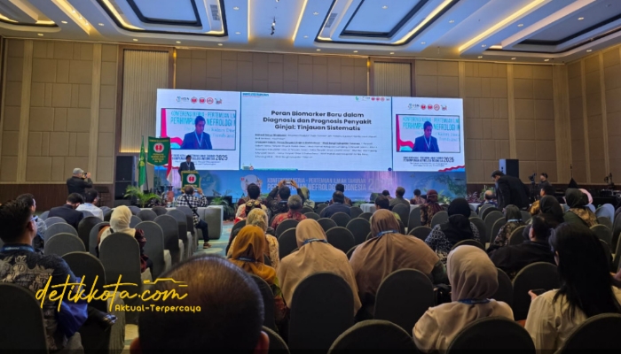 dr. Ramadi Satryo Wicaksono, Sp.PD, ahli penyakit dalam dan ginjal RSUD Bangil, menerima penghargaan Young Investigation Award 2025 di Banjarmasin.