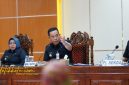 Wali Kota Probolinggo dr. Aminuddin memimpin rapat staf bersama Wakil Wali Kota Ina Dwi Lestari di Ruang Puri Manggala Bhakti, Senin (6/10/2025).
