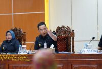 Wali Kota Probolinggo dr. Aminuddin memimpin rapat staf bersama Wakil Wali Kota Ina Dwi Lestari di Ruang Puri Manggala Bhakti, Senin (6/10/2025).