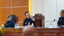 Wali Kota Probolinggo dr. Aminuddin memimpin rapat staf bersama Wakil Wali Kota Ina Dwi Lestari di Ruang Puri Manggala Bhakti, Senin (6/10/2025).