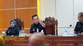 Wali Kota Probolinggo dr. Aminuddin memimpin rapat staf bersama Wakil Wali Kota Ina Dwi Lestari di Ruang Puri Manggala Bhakti, Senin (6/10/2025).