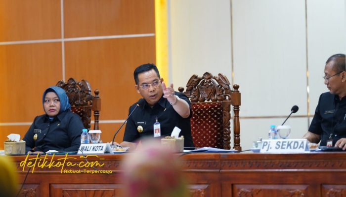 Wali Kota Probolinggo dr. Aminuddin memimpin rapat staf bersama Wakil Wali Kota Ina Dwi Lestari di Ruang Puri Manggala Bhakti, Senin (6/10/2025).