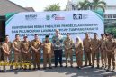 Bupati Malang Drs. H. M. Sanusi, M.M. menyerahkan hibah fasilitas pengelolaan sampah dan meluncurkan layanan persampahan UPT-PP Tumpang Kloter III di Halaman Pendopo Agung Kabupaten Malang, Senin (6/10/2025).