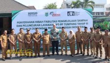 Bupati Malang Drs. H. M. Sanusi, M.M. menyerahkan hibah fasilitas pengelolaan sampah dan meluncurkan layanan persampahan UPT-PP Tumpang Kloter III di Halaman Pendopo Agung Kabupaten Malang, Senin (6/10/2025).