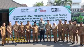 Bupati Malang Drs. H. M. Sanusi, M.M. menyerahkan hibah fasilitas pengelolaan sampah dan meluncurkan layanan persampahan UPT-PP Tumpang Kloter III di Halaman Pendopo Agung Kabupaten Malang, Senin (6/10/2025).