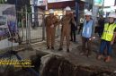 Wali Kota Malang Wahyu Hidayat saat meninjau proyek drainase di Jalan Soekarno Hatta (Suhat), Senin malam (6/10/2025).