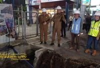 Wali Kota Malang Wahyu Hidayat saat meninjau proyek drainase di Jalan Soekarno Hatta (Suhat), Senin malam (6/10/2025).