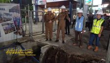 Wali Kota Malang Wahyu Hidayat saat meninjau proyek drainase di Jalan Soekarno Hatta (Suhat), Senin malam (6/10/2025).