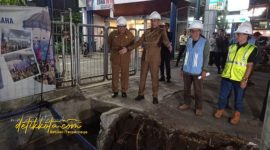 Wali Kota Malang Wahyu Hidayat saat meninjau proyek drainase di Jalan Soekarno Hatta (Suhat), Senin malam (6/10/2025).