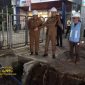 Wali Kota Malang Wahyu Hidayat saat meninjau proyek drainase di Jalan Soekarno Hatta (Suhat), Senin malam (6/10/2025).