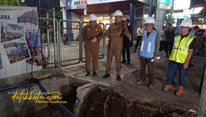 Wali Kota Malang Wahyu Hidayat saat meninjau proyek drainase di Jalan Soekarno Hatta (Suhat), Senin malam (6/10/2025).