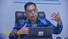 Kepala Dispendukcapil Kota Surabaya Eddy Christijanto memberikan keterangan terkait pelaporan akta kematian warga, Senin (6/10/2025).