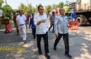 Wali Kota Surabaya Eri Cahyadi bersama Bupati Bantul Abdul Halim Muslih saat meninjau proses pengolahan sampah menjadi energi listrik di PSEL Benowo, Selasa (7/10/2025).