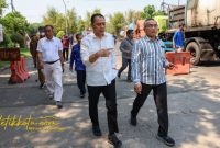 Wali Kota Surabaya Eri Cahyadi bersama Bupati Bantul Abdul Halim Muslih saat meninjau proses pengolahan sampah menjadi energi listrik di PSEL Benowo, Selasa (7/10/2025).