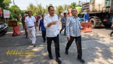 Wali Kota Surabaya Eri Cahyadi bersama Bupati Bantul Abdul Halim Muslih saat meninjau proses pengolahan sampah menjadi energi listrik di PSEL Benowo, Selasa (7/10/2025).
