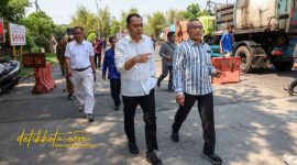 Wali Kota Surabaya Eri Cahyadi bersama Bupati Bantul Abdul Halim Muslih saat meninjau proses pengolahan sampah menjadi energi listrik di PSEL Benowo, Selasa (7/10/2025).