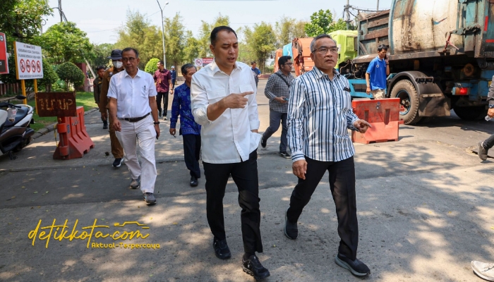 Wali Kota Surabaya Eri Cahyadi bersama Bupati Bantul Abdul Halim Muslih saat meninjau proses pengolahan sampah menjadi energi listrik di PSEL Benowo, Selasa (7/10/2025).