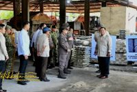 Presiden Prabowo Subianto menyaksikan penyerahan aset rampasan negara kepada PT Timah Tbk di Smelter PT Tinindo Internusa, Pangkal Pinang, Kepulauan Bangka Belitung, Senin (6/10/2025).