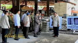 Presiden Prabowo Subianto menyaksikan penyerahan aset rampasan negara kepada PT Timah Tbk di Smelter PT Tinindo Internusa, Pangkal Pinang, Kepulauan Bangka Belitung, Senin (6/10/2025).