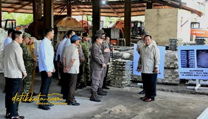 Presiden Prabowo Subianto menyaksikan penyerahan aset rampasan negara kepada PT Timah Tbk di Smelter PT Tinindo Internusa, Pangkal Pinang, Kepulauan Bangka Belitung, Senin (6/10/2025).