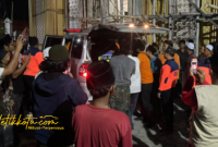 Petugas BPBD Sampang mendampingi prosesi pemulangan jenazah santri korban reruntuhan bangunan Pondok Pesantren Al Khoziny, Sidoarjo, ke rumah duka di Desa Taman, Kecamatan Sreseh, Rabu (8/10/2025) dini hari.