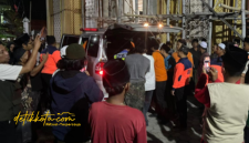 Petugas BPBD Sampang mendampingi prosesi pemulangan jenazah santri korban reruntuhan bangunan Pondok Pesantren Al Khoziny, Sidoarjo, ke rumah duka di Desa Taman, Kecamatan Sreseh, Rabu (8/10/2025) dini hari.