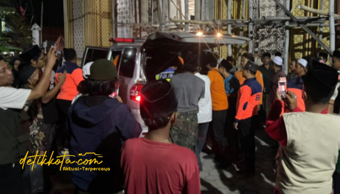 Petugas BPBD Sampang mendampingi prosesi pemulangan jenazah santri korban reruntuhan bangunan Pondok Pesantren Al Khoziny, Sidoarjo, ke rumah duka di Desa Taman, Kecamatan Sreseh, Rabu (8/10/2025) dini hari.