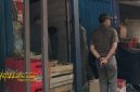 Petugas Satpol PP Kota Malang memeriksa botol minuman beralkohol hasil sidak di wilayah Kecamatan Kedungkandang, Selasa (7/10/2025).