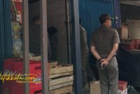 Petugas Satpol PP Kota Malang memeriksa botol minuman beralkohol hasil sidak di wilayah Kecamatan Kedungkandang, Selasa (7/10/2025).