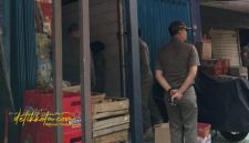 Petugas Satpol PP Kota Malang memeriksa botol minuman beralkohol hasil sidak di wilayah Kecamatan Kedungkandang, Selasa (7/10/2025).