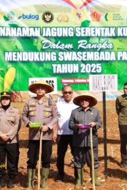Dukung Swasembada Pangan 2025, Kapolres Sumenep Bersama Forpimda Tanam Jagung Serentak Kuartal IV