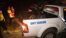 Unit Gakkum Satlantas Polres Sumenep saat mengamankan barang bukti kasus tabrak lari di Desa Jenangger, Kecamatan Batang-Batang.