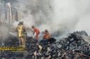 Petugas DPKP Surabaya berupaya memadamkan api pada salah satu peristiwa kebakaran di kawasan permukiman, September 2025.