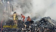 Petugas DPKP Surabaya berupaya memadamkan api pada salah satu peristiwa kebakaran di kawasan permukiman, September 2025.