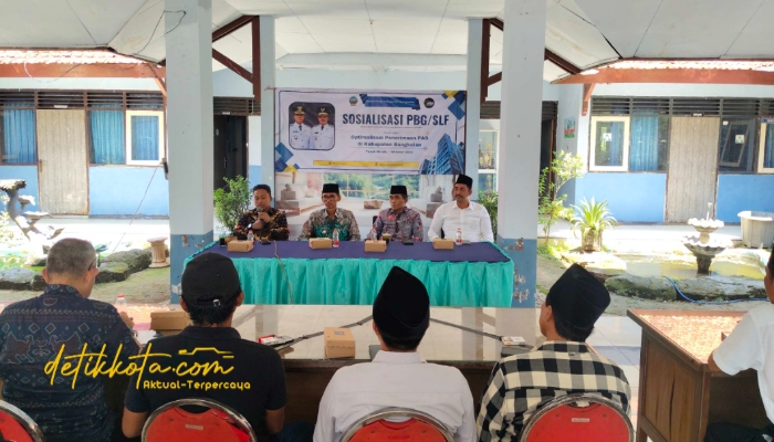 Kepala Dinas PRKP Bangkalan, Moh. Hasan Faisol, memberikan sambutan pada kegiatan sosialisasi PBG dan SLF di Kecamatan Tanah Merah, Kamis (9/10/2025).