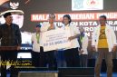 Wali Kota Surabaya Eri Cahyadi menyerahkan secara simbolis bonus kepada atlet berprestasi Porprov Jatim 2025 di halaman Balai Kota Surabaya, Rabu (8/10/2025) malam.