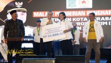 Wali Kota Surabaya Eri Cahyadi menyerahkan secara simbolis bonus kepada atlet berprestasi Porprov Jatim 2025 di halaman Balai Kota Surabaya, Rabu (8/10/2025) malam.