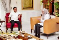 Menteri Dalam Negeri Tito Karnavian berbincang dengan Bupati Banyuwangi Ipuk Fiestiandani usai pertemuan membahas rencana pembentukan Dana Abadi Daerah di Kompleks Widyacandra, Jakarta, Rabu (8/10/2025).
