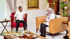 Menteri Dalam Negeri Tito Karnavian berbincang dengan Bupati Banyuwangi Ipuk Fiestiandani usai pertemuan membahas rencana pembentukan Dana Abadi Daerah di Kompleks Widyacandra, Jakarta, Rabu (8/10/2025).