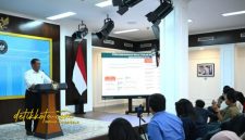 Menteri Pertanian Andi Amran Sulaiman memberikan keterangan pers usai rapat terbatas yang dipimpin Presiden Prabowo Subianto di Istana Merdeka, Jakarta, Kamis (9/10/2025).