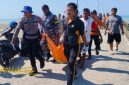 Petugas mengevakuasi jasad pria tanpa identitas yang ditemukan di Pantai Dusun Lunas, Desa Branta Pesisir, Kecamatan Tlanakan, Pamekasan, Jumat (10/10/2025).