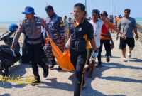 Petugas mengevakuasi jasad pria tanpa identitas yang ditemukan di Pantai Dusun Lunas, Desa Branta Pesisir, Kecamatan Tlanakan, Pamekasan, Jumat (10/10/2025).
