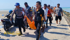Petugas mengevakuasi jasad pria tanpa identitas yang ditemukan di Pantai Dusun Lunas, Desa Branta Pesisir, Kecamatan Tlanakan, Pamekasan, Jumat (10/10/2025).
