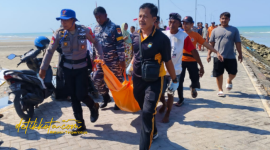 Petugas mengevakuasi jasad pria tanpa identitas yang ditemukan di Pantai Dusun Lunas, Desa Branta Pesisir, Kecamatan Tlanakan, Pamekasan, Jumat (10/10/2025).