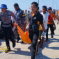 Petugas mengevakuasi jasad pria tanpa identitas yang ditemukan di Pantai Dusun Lunas, Desa Branta Pesisir, Kecamatan Tlanakan, Pamekasan, Jumat (10/10/2025).