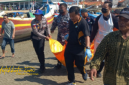 Petugas bersama warga mengevakuasi jenazah korban yang ditemukan di pesisir Desa Branta Pesisir, Kecamatan Tlanakan, Pamekasan.