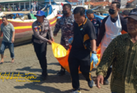 Petugas bersama warga mengevakuasi jenazah korban yang ditemukan di pesisir Desa Branta Pesisir, Kecamatan Tlanakan, Pamekasan.
